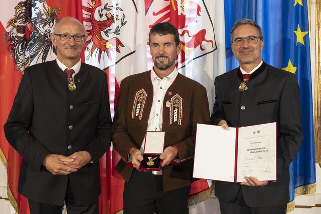 Erwin Falkner aus Umhausen (Bezirk Imst) erhielt die Verdienstmedaille für seine Verdienste um die Pfarre und das Vereinswesen.