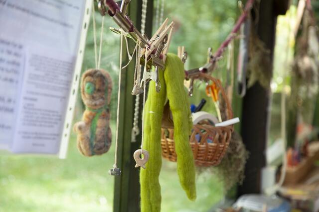 Das "Grüne Atelier" ist ein Raum in dem Bewertungen keinen Platz finden. Cornelia Felkel-Ederer öffnet ihren Garten für alle Menschen, die ihrer Kreativität auf den Grund gehen wollen. | Foto: Regina Courtier