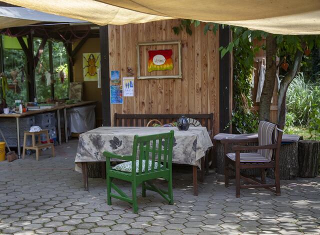 Das "Grüne Atelier" ist ein Raum in dem Bewertungen keinen Platz finden. Cornelia Felkel-Ederer öffnet ihren Garten für alle Menschen, die ihrer Kreativität auf den Grund gehen wollen. | Foto: Regina Courtier