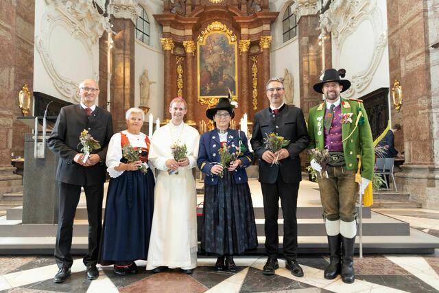 Übergabe der gesegneten Kräuter mit Abt Leopold Baumberger, den Landeshauptleuten von Tirol Anton Mattle und Südtirol Arno Kompatscher und den Organisatorinnen der Kräuter Segnung Anni Hofer und Maria Luise Feichtner. | Foto: BTSK/Die Fotografen – Charly Lair