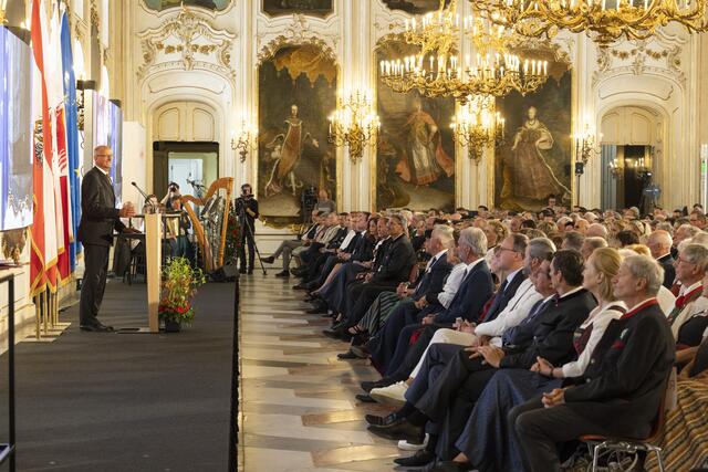 m Riesensaal der Innsbrucker Hofburg wurden Verdienstmedaillen, Lebensrettungsmedaillen, Urkunden „Dank und Anerkennung“, Tiroler Adler-Orden und Erbhof-Auszeichnungen verliehen. | Foto: Land Tirol/Die Fotografen