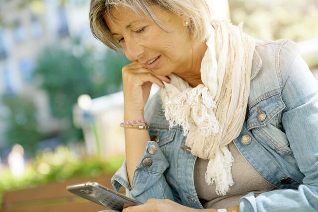 57-jähriger Urlauberin ist Opfer des berüchtigten Tochter-Sohn-Tricks geworden und hat mehrere Tausend Euro an die Betrüger überwiesen. | Foto: stock.adobe.com/goodluz