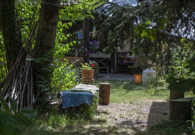 Das "Grüne Atelier" ist ein Raum in dem Bewertungen keinen Platz finden. Cornelia Felkel-Ederer öffnet ihren Garten für alle Menschen, die ihrer Kreativität auf den Grund gehen wollen. | Foto: Regina Courtier