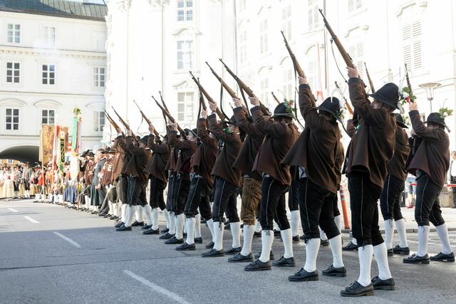 Ehrenkompanie Breitenbach am Inn beim Abfeuern der Ehrensalve. | Foto: BTSK/Die Fotografen – Charly Lair