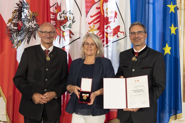 Ebenfalls mit einer Verdienstmedaille ausgezeichnet wurde Andrea Krumschnabel aus Kufstein für ihre Verdienste um das Sozialwesen, das Gemeinwohl und die Kinderbetreuung in Kufstein.