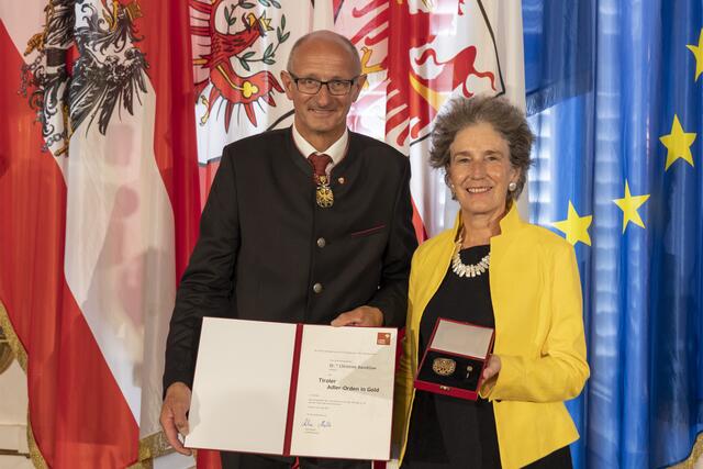 Christine Bandtlow erhielt den Tiroler Adler-Orden in Gold für ihre Verdienste um die Forschung als Vizerektorin der Medizinischen Universität Innsbruck.