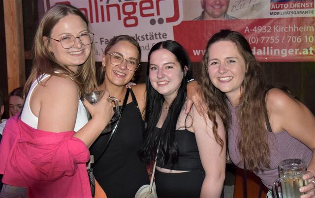 Marlene, Michelle, Anja und Julia feierten gemeinsam im Rödham. | Foto: Klara Fruhstorfer