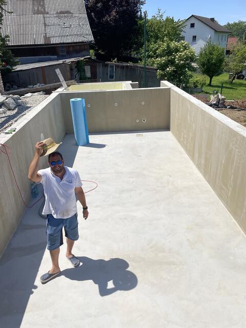 Muhammed Akif empfiehlt einen Strohhut bei der Arbeit. | Foto: Karlidag