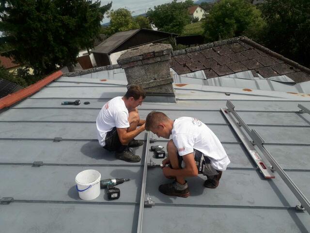 Sebastian  Kleebinder  und Julian Fletzberger arbeiten bei der Hitze auf dem heißen Blech. | Foto: Kleebinder