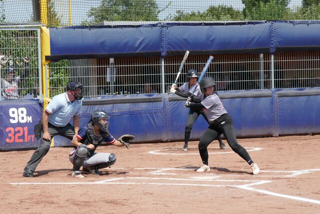 Anna-Lisa Simunek und im Hintergrund Steffi Rachbauer am Schlag. | Foto: Witches Linz