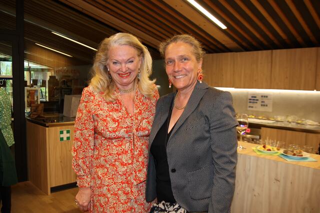 Annette Resch mit der Anifer Bürgermeisterin Gabi Gehmacher-Leitner. | Foto: Archivbild: Wolfgang Schweighofer