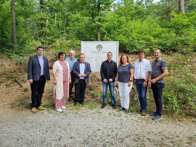 Michael Fraberger von der Stabsstelle Recht, Vizebürgermeister Andrea Wiesmüller, Oberförster Hans-Dieter Widder, Bürgermeister Landtagsabgeordneter Franz Mold, Marco Flicker und die Stadträte Landtagsabgeordnete Silvia Moser, Erich Stern und Gerald Gaishofer (v.l.) beim Besuch des Waldfriedhofs in Egelsee. | Foto: zVg/privat