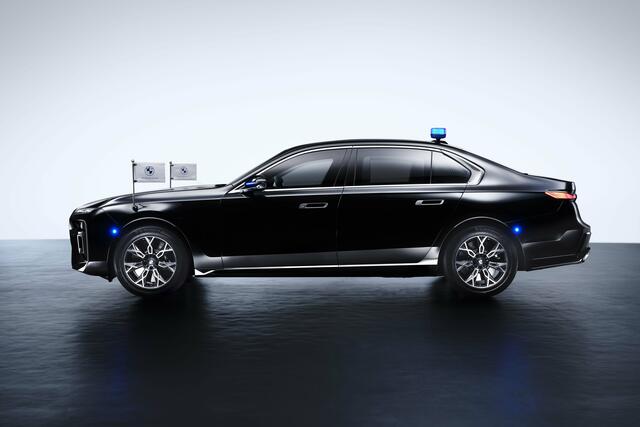 Im Herbst werden die neuen BMW-Sonderschutzfahrzeuge auf der IAA Mobility 2023 in München öffentlich vorgestellt. An ihre neuen Besitzer – Persönlichkeiten mit besonderem Schutzbedürfnis – werden sie im Dezember geliefert.  | Foto: BMW