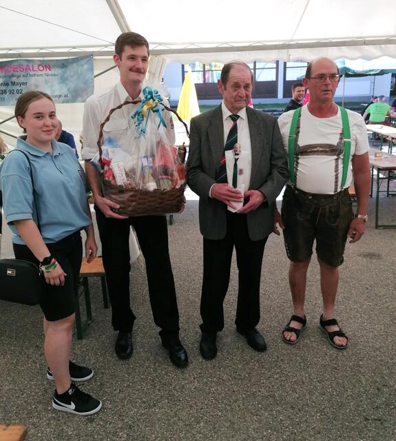 von links: Kassierin Victoria Maneth, Obmstv. Michael Mold, der jubilar, Obm. Herbert Arndorfer jun. | Foto: ÖKB