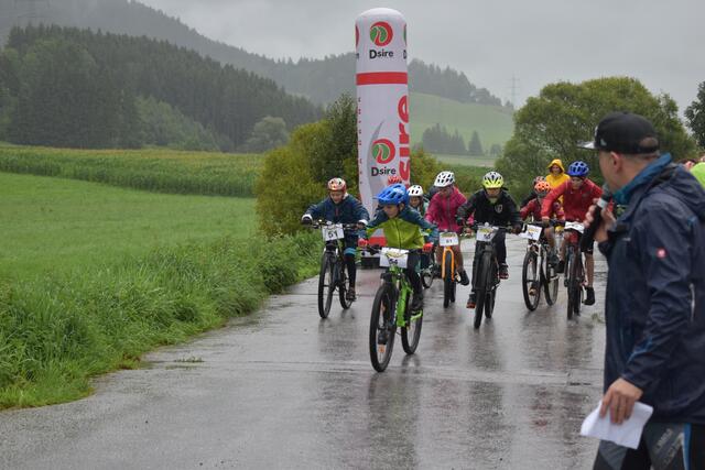 Bei strömenden Regen nahmen fast 50 Kinder am Kids-Race in Sankt Martin am Grimming teil. | Foto: Leonie Pichler