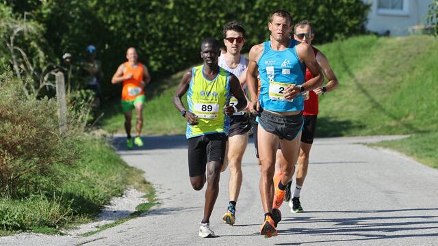Isaac Kosgei (l.) und Lokalmatador Markus Lemp lieferten sich ein Kopf-an-Kopf-Rennen. | Foto: Helmut Klein