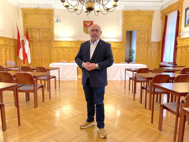 Peter Jagsch im Sitzungsaal des Amtshauses. Die Bezirksvertretungssitzungen werden per Livestream im Internet übertragen. | Foto: Michael J. Payer