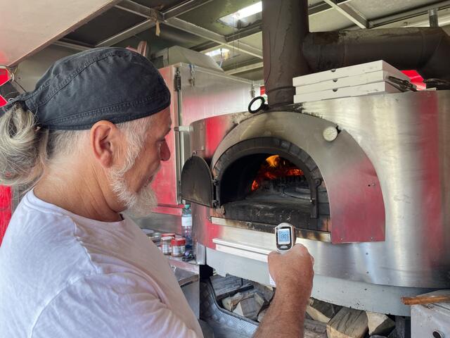 Mit 130 Grad am Ofen gemessen, ist der Pizzawagen von Martin Hollerer einer der heissesten Jobs im Pielachtal. | Foto: Martina Schweller