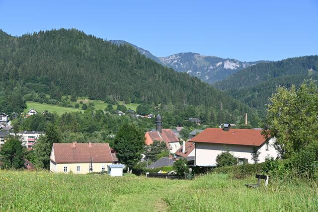 Auf der anderen Seite führt der Weg hinunter Richtung Hauptplatz, in der Mitte Grünangerkirche