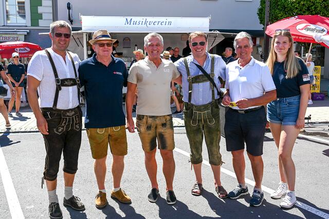 Martin Grüner (3.v.l.) gewann den von Christian Kaar zur Verfügung gestellten Elektroroller, die Vertreter des Lionsclubs und des Musikvereines Bad Leonfelden gratulierten dazu.
 | Foto: Lionsclub Bad Leonfelden