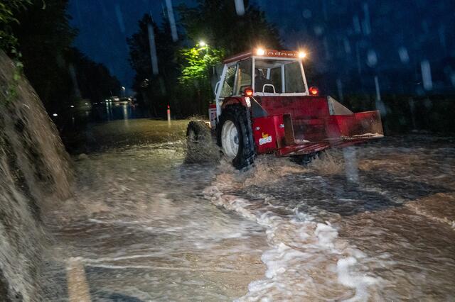 Die Feuerwehr Micheldorf wurde innerhalb kürzester Zeit zu mehr als 20 Überflutungseinsätzen alarmiert. In Steinbach/Ziehberg kam es zu einer Verklausung und zu einem Hangrutsch. | Foto: © TEAM FOTOKERSCHI.AT / DAVID RAUSCHER / MATTHIAS KALTENLEITNER / FF MICHELDORF