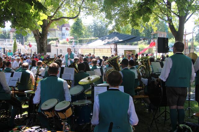 Kapellmeister David Ederer leitete das Konzert im Park in Anger mit viel Gefühl. | Foto: RegionalMedien Steiermark/Hofmüller