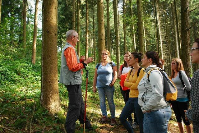 Pilzexperte Wilhelm Zitzewitz bei einer seiner Pilzführungen durch den Wald.
