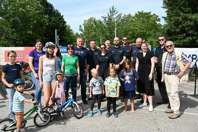 GR Patrizia Wolkerstorfer, GR Leopold Habres, Polizeikommandant-Stv. Sebastian Stockbauer mit Kolleginnen und Kollegen, Christian Degelsegger und sein Team von der Sparkasse Baden sowie FF-Kommandant Christoph Charvat mit seiner Mannschaft und einigen Kindern. | Foto: 2023psb/sap