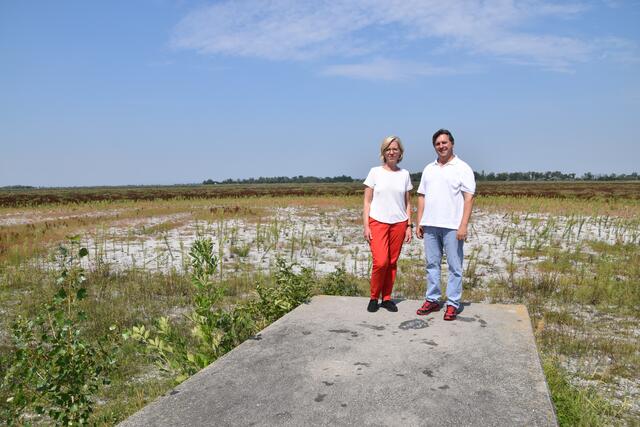 Klimaschutzministerin Leonore Gewessler und Roman Neunteufel, Experte über Wasserökologie an der BOKU Wien.  | Foto: Stefan Schneider
