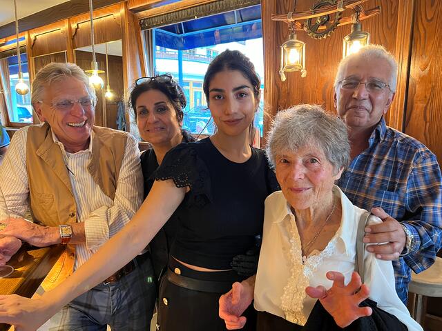 Tina mit Familie und langjährigem Bekannten bei der Eröffnungsfeier. | Foto: Julius Skamen