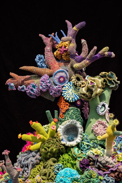 Pod Worlds, Teil des Crochet Coral Reef Projekts von Margaret und Christine Wertheim und dem Institute For Figuring (Courtesy Museum of Arts and Design). | Foto: Jenna Bascom