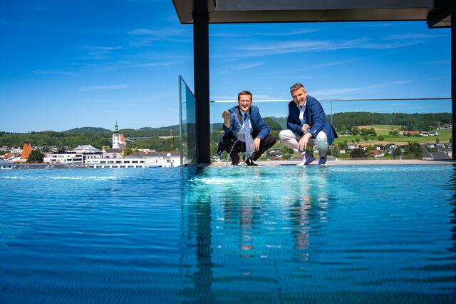 Ab September wird im Hotel Freigold in 30 Meter Höhe geschwommen (von links): Landesrat Markus Achleitner, Betreiber und Investor Dietmar Hehenberger. | Foto: Andreas Röbl