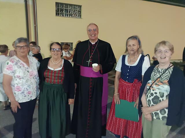 Maria Seidl, Lore Geisendorfer, Renate Leitner und Traude Horvath mit Diözesanbischof 
Ägidius Zsifkovics
 | Foto: Eva Lacher-Dörfler