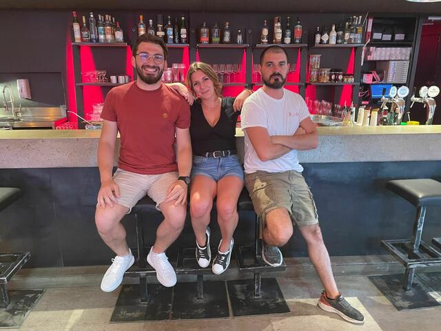 Dieses Trio sorgt in Margareten mit Pizza für viel Randale: Restaurantleiter Metin Turak, Serviceleiterin Laura Esposito und Pizzaiolo (italienisch für Pizzabäcker) Danilo Caserta (v.l.n.r.). | Foto: Patricia Kornfeld
