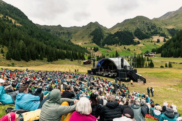 Drei Tage lang feierte die Musicbanda Franui auf der Unterstalleralm ihren 30. Geburtstag. Tausende Besucher:innen folgten der Einladung. | Foto: Ramona Waldner