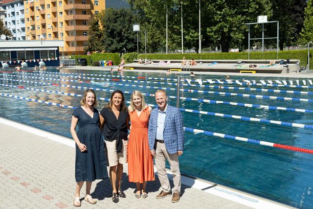 Stadträtin Elisabeth Mayr freut sich mit IKB-Geschäftsbereichsleiter Ulrich Mayerhofer (r.), TSD-Geschäftsführerin Carolin Porcham (2.v.l.) und Schwimmwerk-Mitarbeiterin Christina Köhle (l.) über die neuen Schwimmkurse für Geflüchtete im Schwimmbad Tivoli. | Foto: IKM/Bär