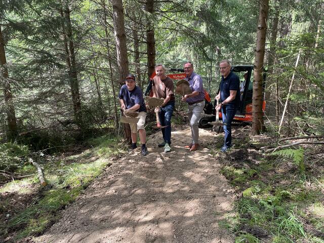 Spatenstich der Trailarea Urisee: v.l. Martl Nigg, Obmann des Vereins MTBausserfern, Andreas Schreieck, BH Reutte, Vizebürgermeister Klaus Schimana und Bruno Weilharter vom ASVÖ Tirol. | Foto: Hartman