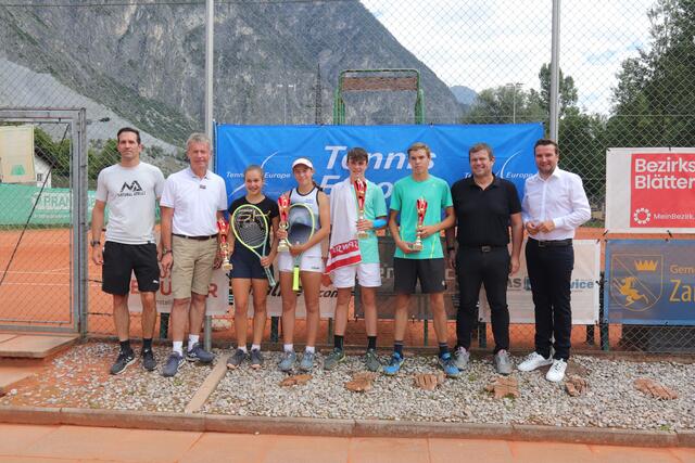 Die Siegerinnen und Sieger der European Junior Tennis Masters strahlen in die Kamera mit Bgm. Benedikt Lentsch (1. von rechts) und TTV-Vizepräsident Thomas Hittler (2. von rechts) | Foto: Michael Marth