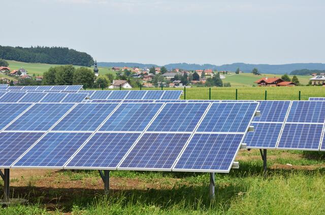 Die Salzburger Landesregierung möchte, dass im Bundesland Salzburg mehr eigene Energie erzeugt wird. Eine neue Verordnung soll die Errichtung von Photovoltaikanlagen im Grünland regeln. | Foto: Land Salzburg 
