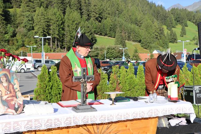 Schützenkurat und Pfarrer Christoph Giewald hielt eine Feldmesse mit anschließender Segnung. | Foto: Celina Leitner