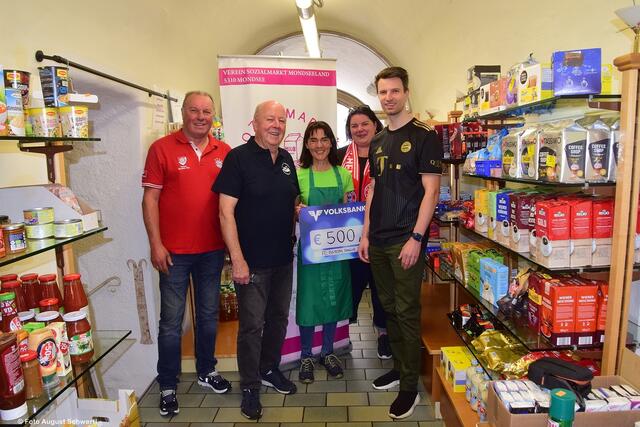 Die Fußballfans unterstützten den Sozialmarkt mit einer 500-Euro-Spende. | Foto: August Schwertl