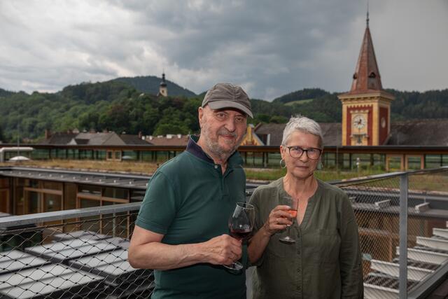 Gertrude und Manfred Irschik vor der schönen Gloggnitzer Landschaft.