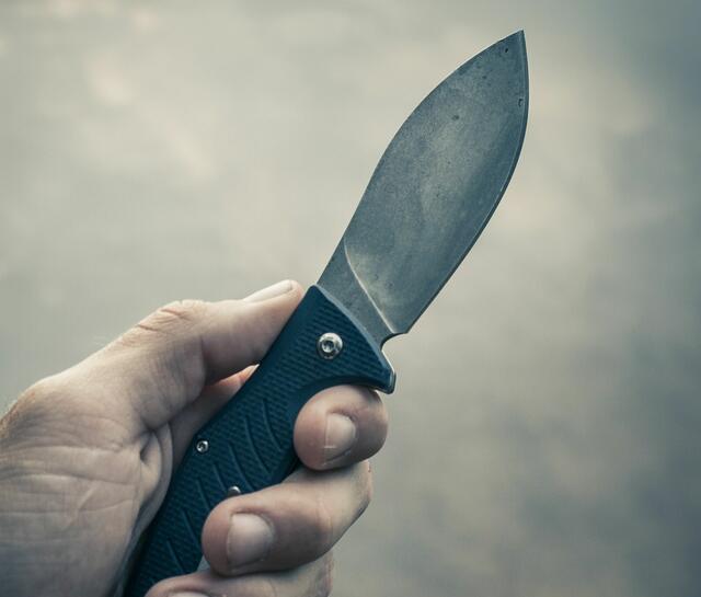 Bei einer Rauferei wurde am Feiertag ein Mann mit einem Messer im Bauchbereich verletzt. (Symbolbild)  | Foto: Harrisson Kugler / Unplslash