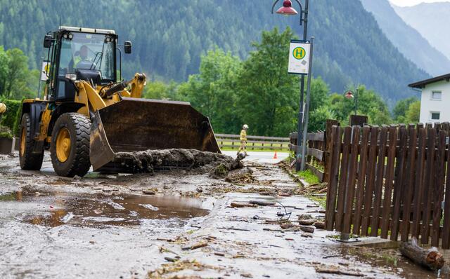In Tirol kam es zu Verklausungen und Murenabgängen. | Foto: Zeitungsfoto.at