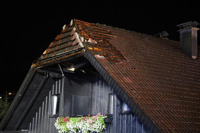 Am 15. August schlug ein Blitz in das Dach eines Wohnhauses in Altmünster ein. | Foto: laumat.at/Matthias Lauber