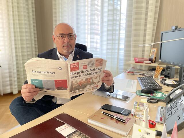Bezirksvorsteher Peter Jagsch bei der wöchentlichen Lektüre der BezirksZeitung. | Foto: Michael J. Payer