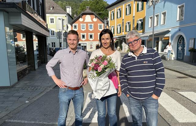 Sabine Huemer (Mitte) und die beiden Gemeinderäte der NEOS, Maximilian Schmidt (links) und Rüdiger Niemz. | Foto: NEOS Mondsee