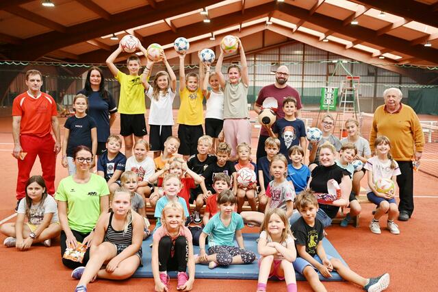 GR Patrizia Wolkerstorfer, Sascha Steffl von der Abt. Jugend und Sport und Albert Slavik mit einigen Trainerinnen und Trainern sowie einer Gruppe der teilnehmenden Kinder. | Foto: 2023psb/sap