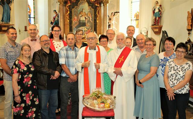 David Hadl, Wilma Pöschl, Oswald Sprinzl, Werner Hromada, Manuela Gruber, Gerhard Löffler, Elisabeth Kainz Pfarrer Stephan Jarczyk, Maria Lauscher, Josef Preisl, Diakon Josef Trinko, Anneliese Preissl, Hans-Günter Hofbauer, Leopold Hainz, Claudia Weinberger, Maria Bartl und Gertrude Winkelbauer (v.l.) | Foto: privat