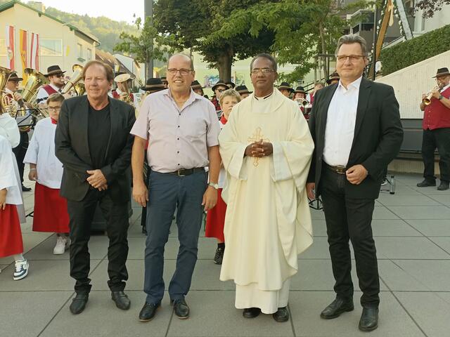 Bürgermeister Matthias Weghofer (Wiesen), Vizebürgermeister Josef Neusteurer, Herr Pfarrer Aby Puthumana und Bürgermeister Rüdiger Knaak  | Foto: Eva Lacher-Dörfler